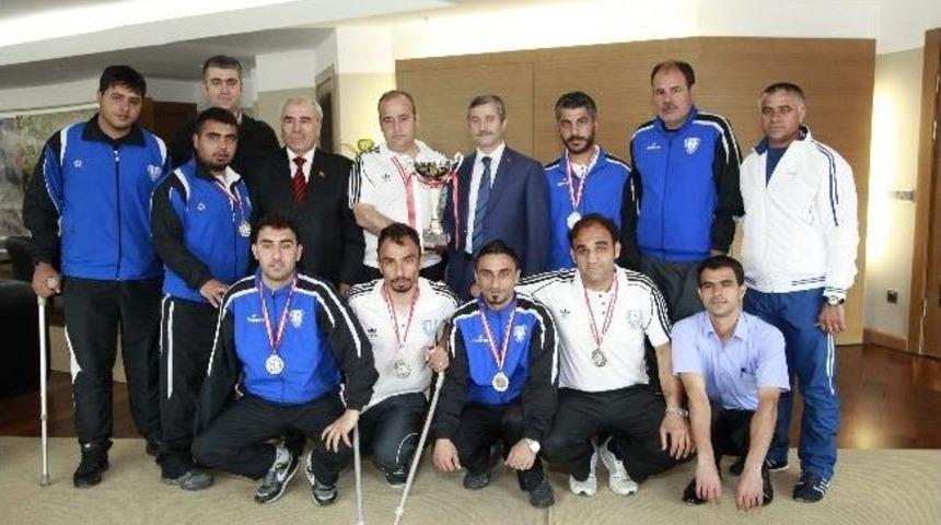 S&uuml;per Lige Y&uuml;kselen Ampute Takımından Tahmazoğlu'na Ziyaret