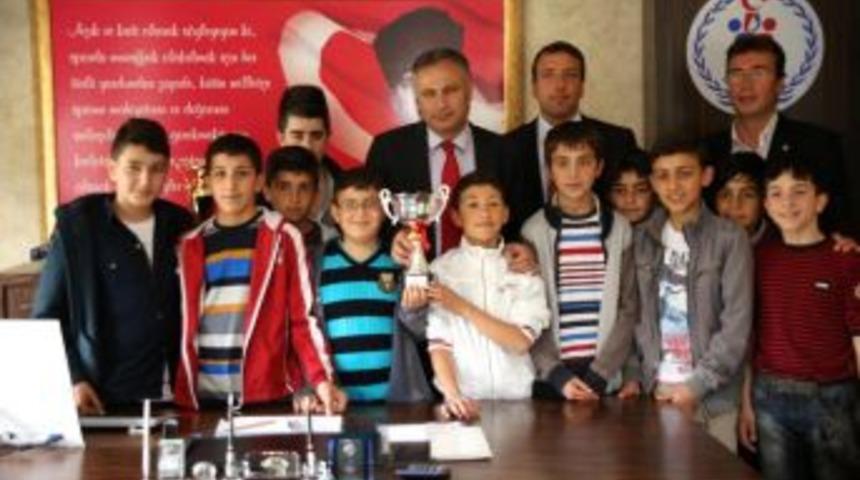 Bayburt Gen&ccedil;lik Hizmetleri Ve Spor İl M&uuml;d&uuml;r&uuml; Karakaşoğlu'na Ziyaret