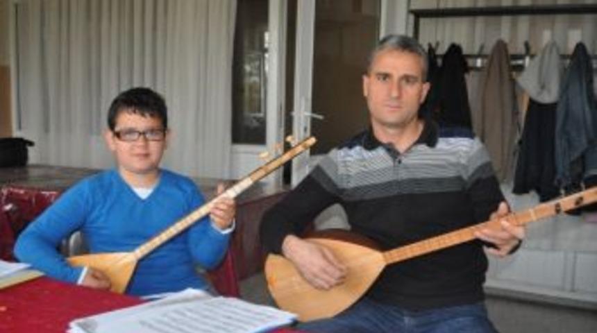 Baba Ve Oğullarının Bağlama Sevdası