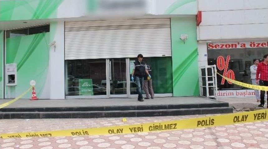 Diyarbakır&rsquo;da Bir Banka &Ouml;n&uuml;nde Silahlı Kavga