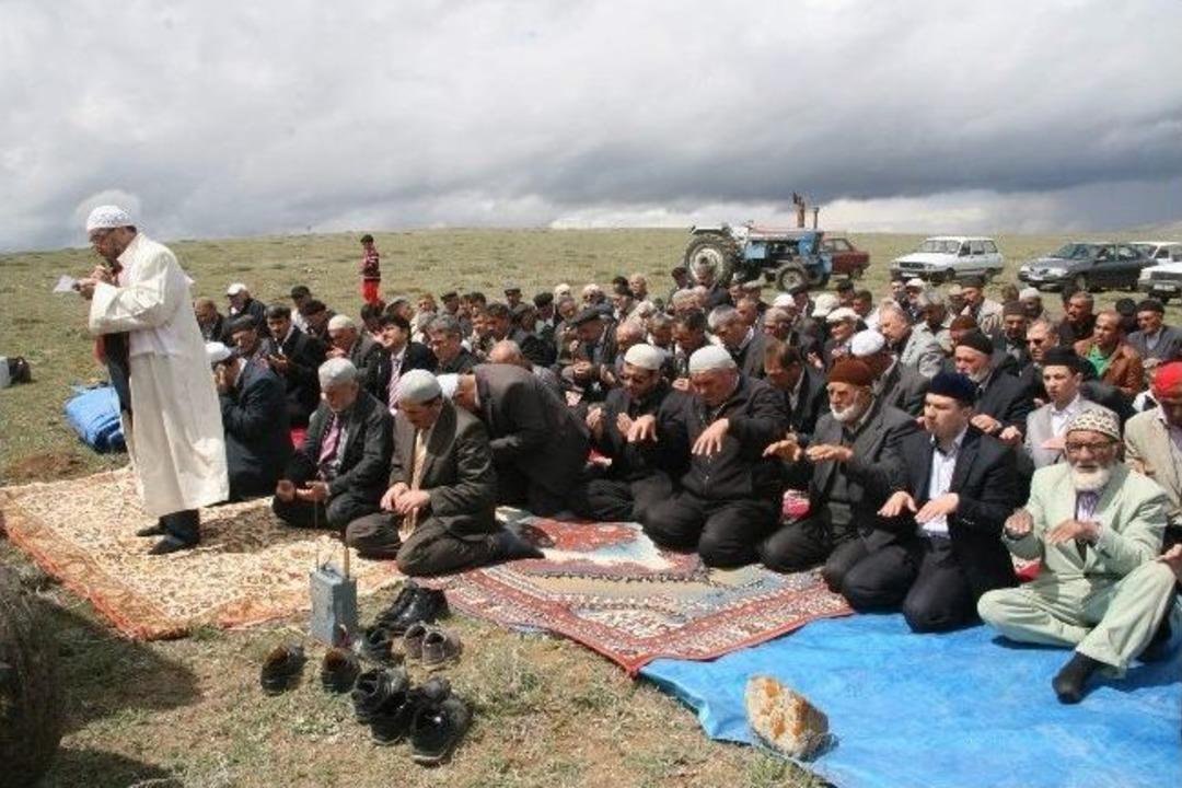 Yozgat'ta &Ccedil;ift&ccedil;iler Yağmur Duasına &Ccedil;ıktı