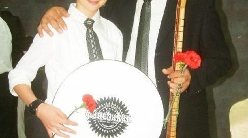 Burhaniye&rsquo;de Baba Oğul Aynı Koro Da Saz &Ccedil;aldı