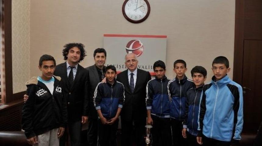 Şampiyon &Ouml;ğrencilerden Vali Tuna'ya Ziyaret