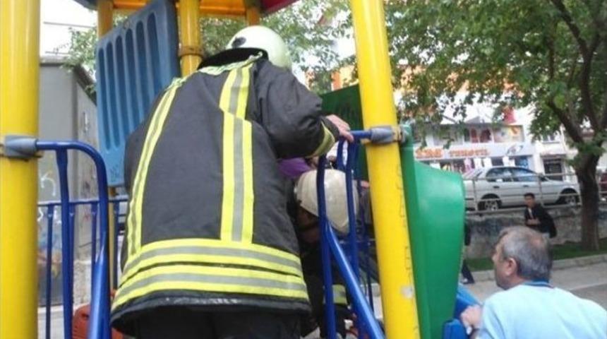 Minik Mert&rsquo;i Sıkıştığı Yerden İtfaiye Kurtardı