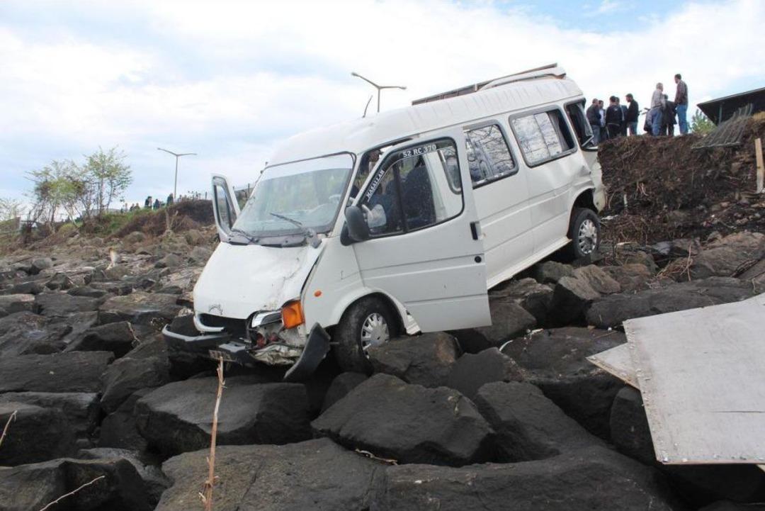 Kamyonun &Ccedil;arptığı &Ouml;ğrenci Servisi Denize 1 Metre Kala Durabildi
