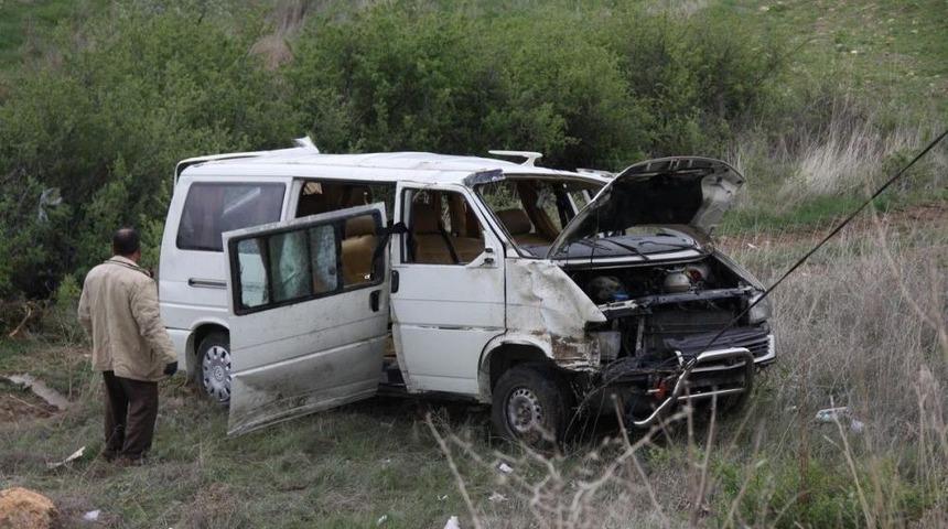&Ccedil;ubuk'ta Minib&uuml;s Devrildi: 1 &Ouml;l&uuml;, 3 Yaralı