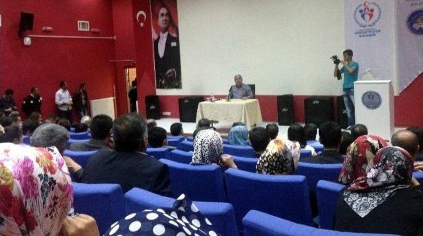 Metiner, &Uuml;niversite &Ouml;ğrencileriyle Buluştu