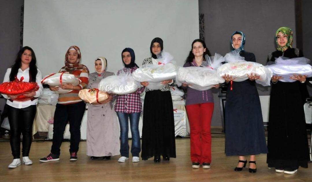 Evlilik &Ccedil;ağındaki Kızlara &Uuml;cretsiz &Ccedil;eyiz Boh&ccedil;ası