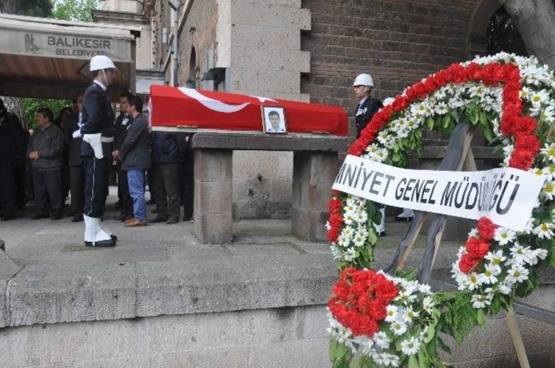 Kalp Krizi Ge&ccedil;iren Emniyet M&uuml;d&uuml;r&uuml; Toprağa Verildi