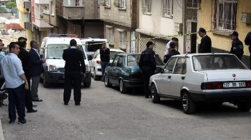 Aşkına Karşılık Bulamayınca Silahla Kendini Vurdu