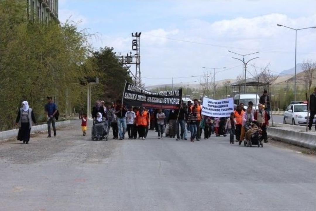 Vanlı Depremzedeler Ankara&rsquo;ya Y&uuml;r&uuml;yor