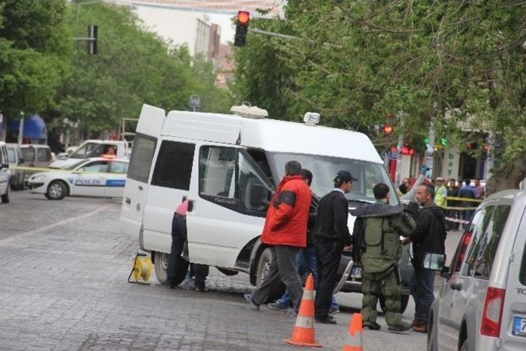 Valilik Bah&ccedil;esine Atılan &Ccedil;anta Polisi Alarma Ge&ccedil;irdi