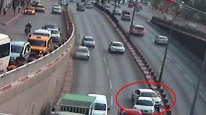 Bariyerlere &Ccedil;arpan Ara&ccedil; Takla Attı: 2 Yaralı