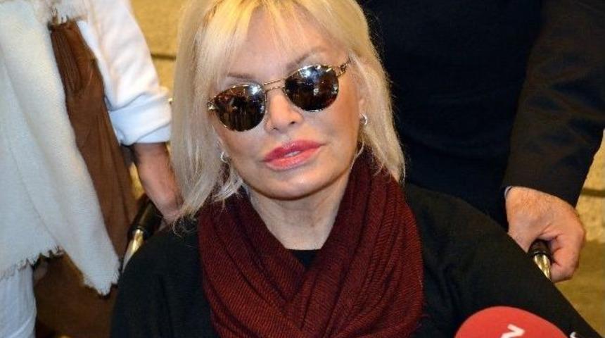 S&uuml;perstar Ajda Pekkan Tekerlekli Sandalye İle Yurda D&ouml;nd&uuml;