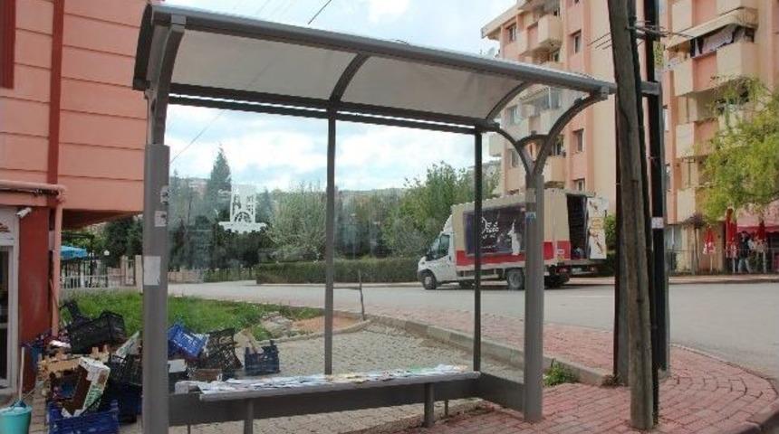 Adresi Bulunamayan Postalar Minib&uuml;s Durağına Bırakıldı