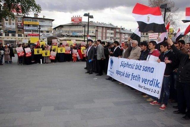 Sivas’ta ‘kefenli’ Mısır Protestosu