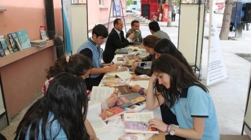 Erzincan&rsquo;da Okuma Şenliği D&uuml;zenlendi