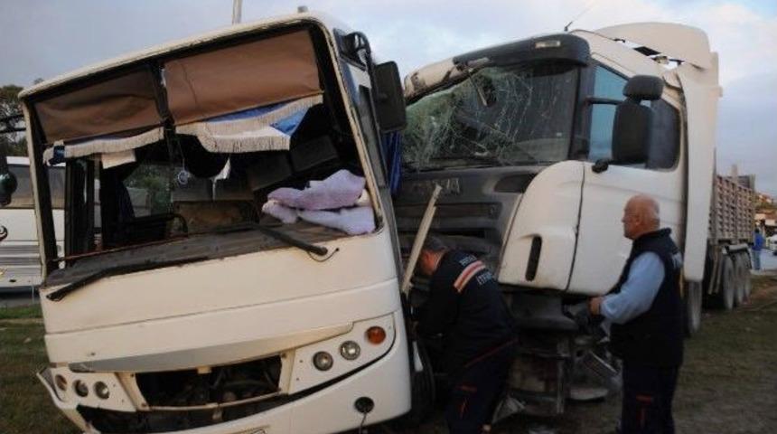 Antalya&rsquo;da Tır Midib&uuml;se &Ccedil;arptı: 1 Yaralı