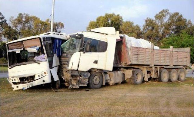 Antalya’da Tır Midibüse Çarptı: 1 Yaralı