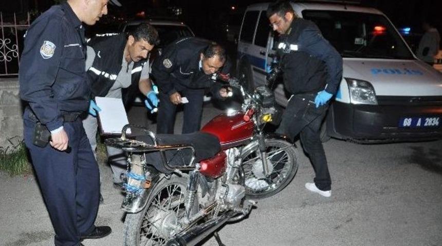 &Ccedil;aldığı Motosikletle G&uuml;venlik Kamerasına Yakalandı