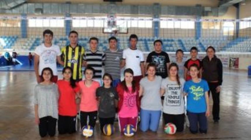 Korkuteli'nde Voleybolun Alt Yapısı Oluşuyor