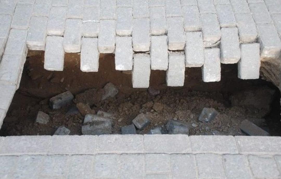 Yol Ortasındaki G&ouml;&ccedil;&uuml;ğ&uuml; Erken Farkeden Esnaf Olası Faciayı &Ouml;nledi