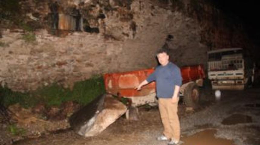 Tarihi İznik Surundan Blok Taş Yola D&uuml;şt&uuml;