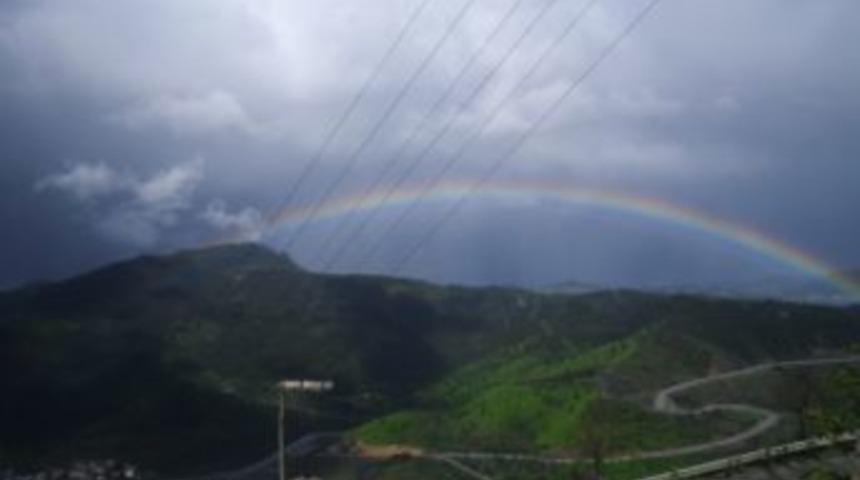 K&uuml;re'yi g&ouml;kkuşağı sardı