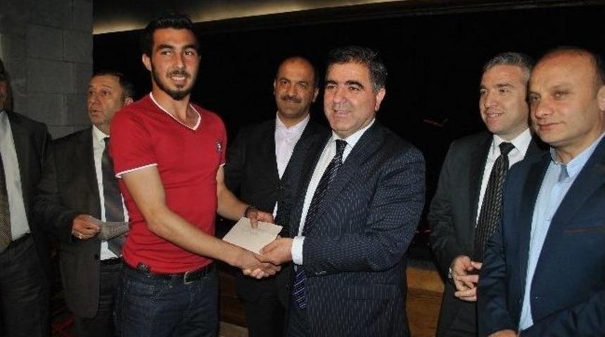 Başkan &Ouml;zdemir&rsquo;den Yeni Amasyasporlu Futbolculara "bal" Hediyesi