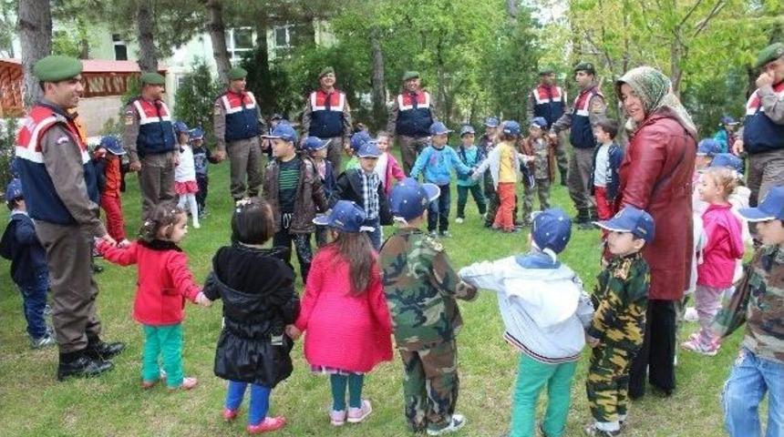 Jandarma Minik &Ouml;ğrencilerle &Ccedil;ocuk Oyunları Oynadı