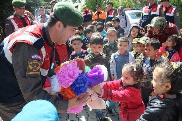 Jandarma Minik Öğrencilerle Çocuk Oyunları Oynadı