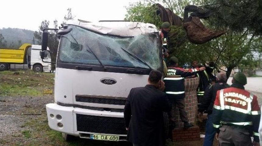 Akıl Almaz Kazada Yaralanan S&uuml;r&uuml;c&uuml;, Kurtarılamadı