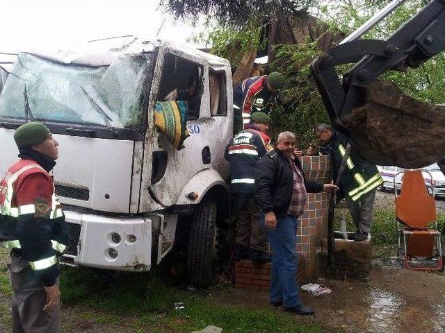 Akıl Almaz Kazada Yaralanan Sürücü, Kurtarılamadı