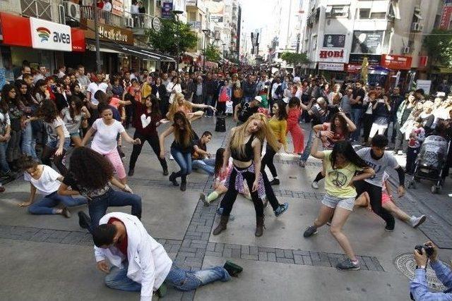 Alsancak Sokaklarında Sürpriz Dans Şov