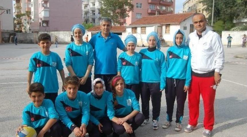 Ortaokullu Voleybolcular Baş Örtüleriyle Sahaya Çıktı