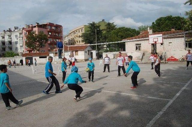 Ortaokullu Voleybolcular Baş Örtüleriyle Sahaya Çıktı