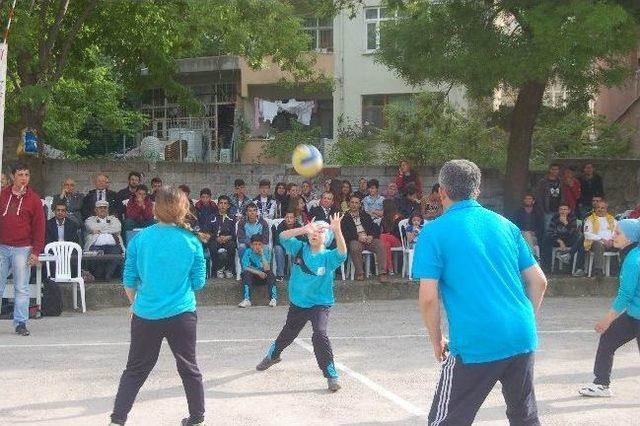 Ortaokullu Voleybolcular Baş Örtüleriyle Sahaya Çıktı