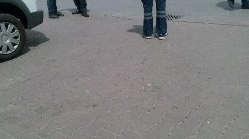 Trafik Işıklarında Cam Silen Şahsa Meydan Dayağı