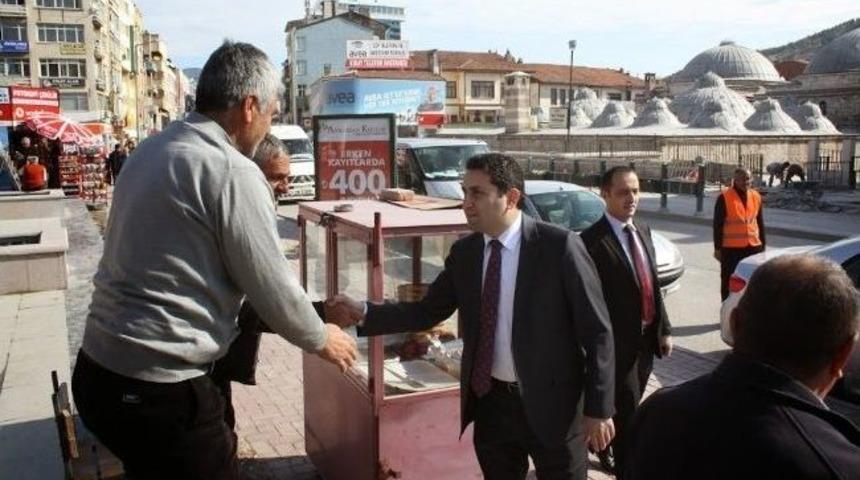 Gen&ccedil; Başkandan Tokalaşma Rekoru