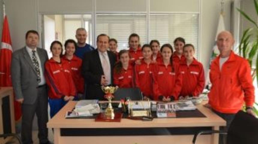 S&ouml;ke Şampiyon Voleybolcularını Hatay&rsquo;a Uğurladı