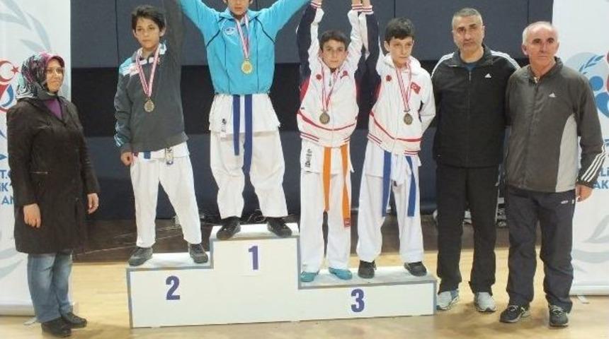 B&uuml;y&uuml;kşehirli Karateciler Madalyaları Topladı