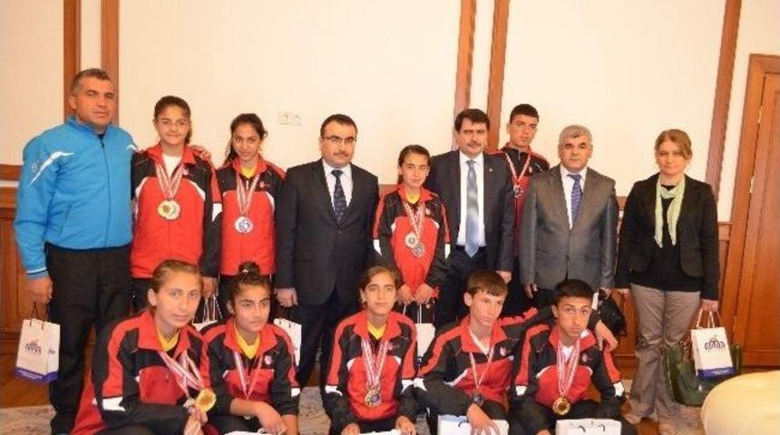 Vali Vasip Şahin Şampiyonları Kabul Etti