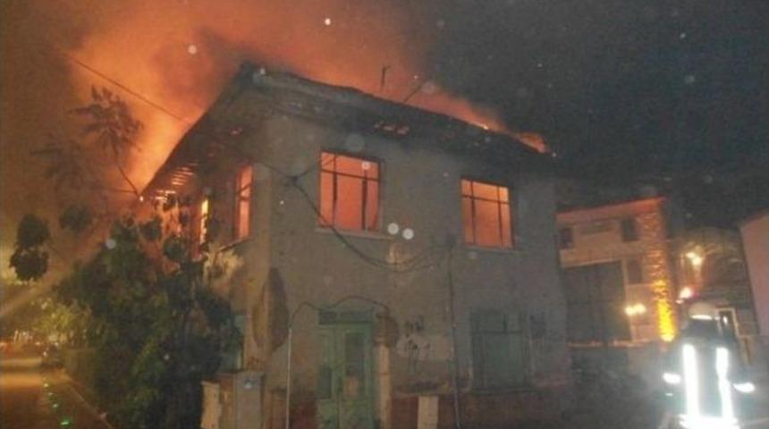 Denizli&rsquo;de İki Katlı Boş Bina Yandı