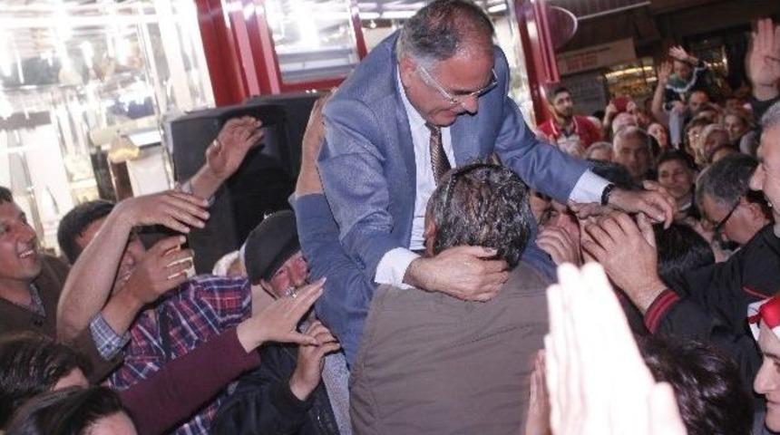 Ysk Reddetti, Partililer Başkan Bakıcı'yı Omuzlarına Aldı