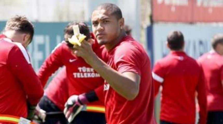 Trabzonspor'un Brezilyalı Futbolcusu Henrique'den Vatandaşı Dani Alves'e "muzlu" Destek