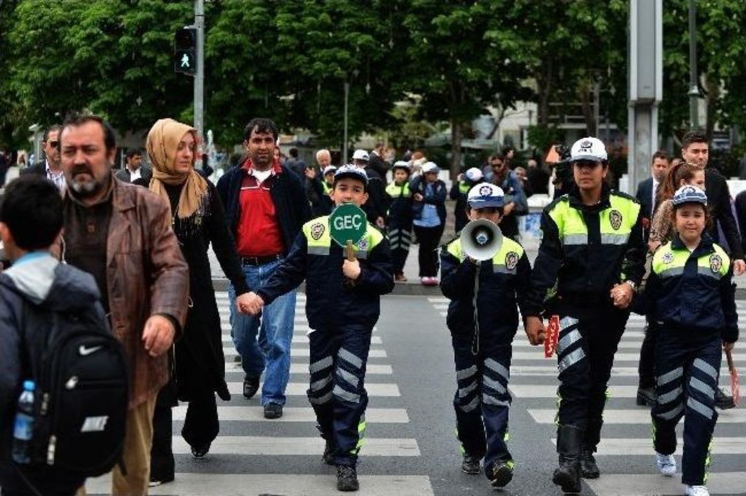 &Ccedil;ocuk Polisler Kurallara Uymayanlara Acımadı