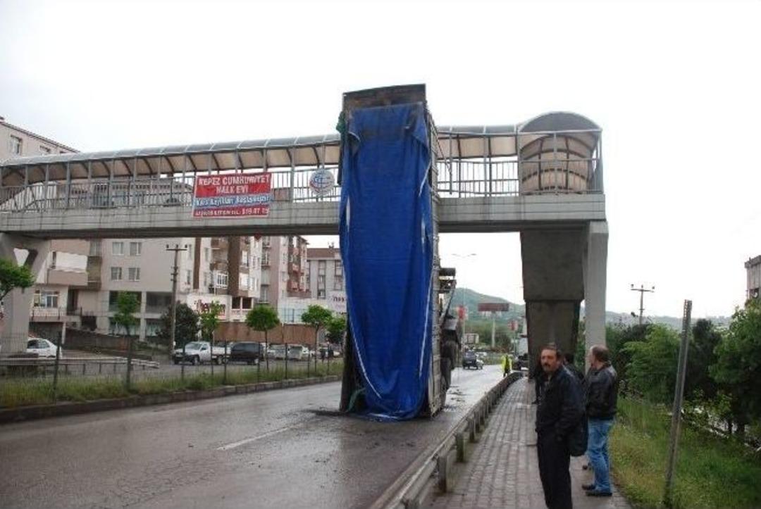 Seyir Halinde Dorsesi Kalkan Tır, &Uuml;st Ge&ccedil;ide Takıldı