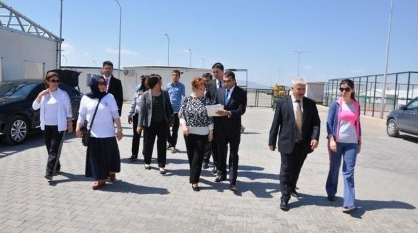 Halk Sağlığı Kurum Başkanı Prof.dr. Se&ccedil;il &Ouml;zkan, Konteyner Kenti Ziyaret Etti