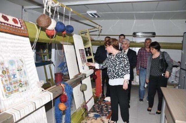 Halk Sağlığı Kurum Başkanı Prof.dr. Seçil Özkan, Konteyner Kenti Ziyaret Etti