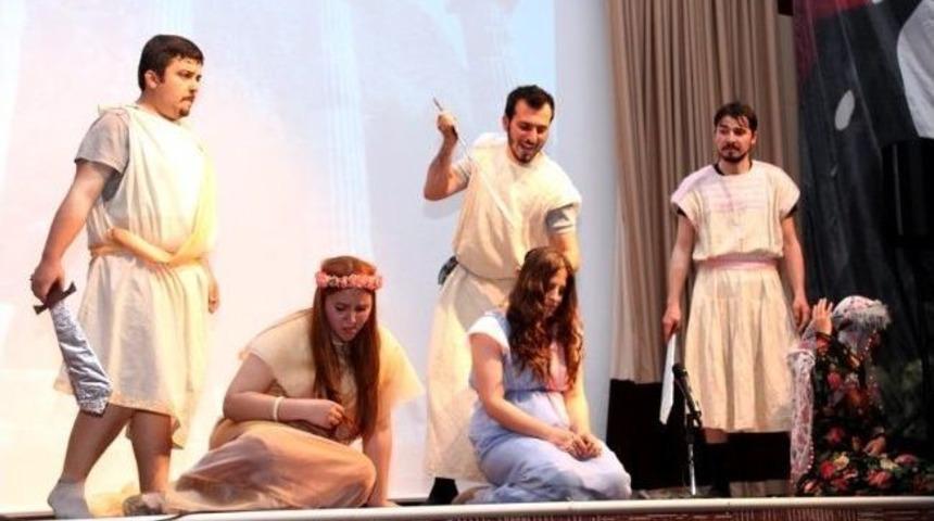 Aşk Grevi, Km&uuml;&rsquo;de Sahne Aldı